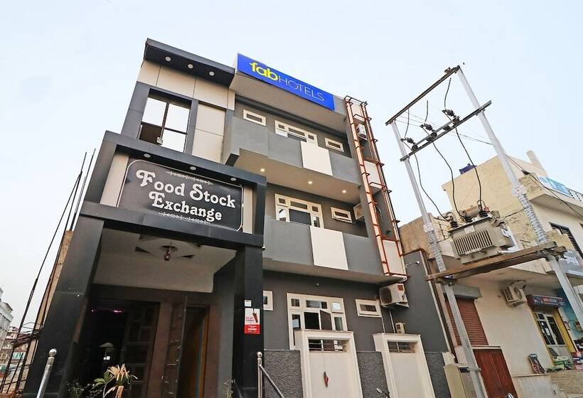 Отель 03 Town House Inn By Wb Inn