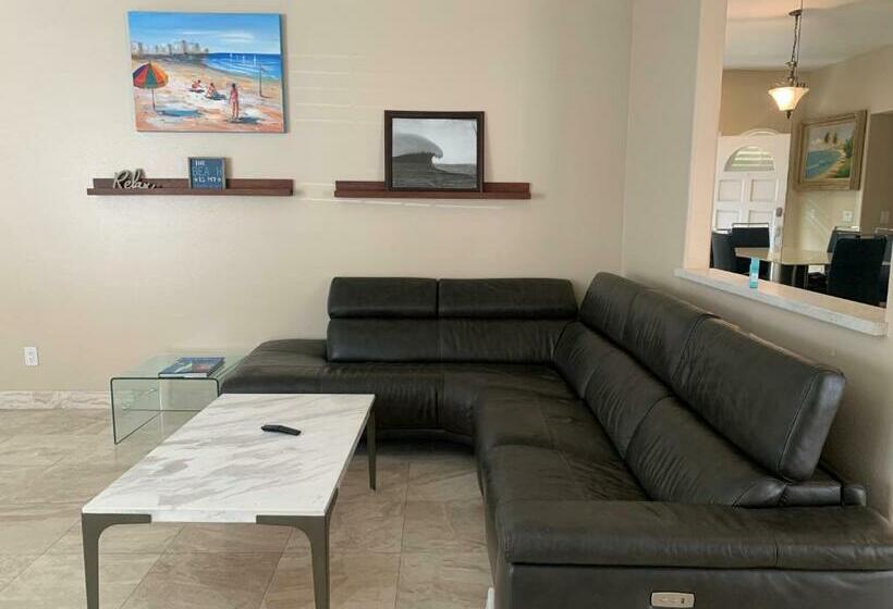 Pacific Breeze Right Next To Huntington Beach Pier! Steps From Beach!!