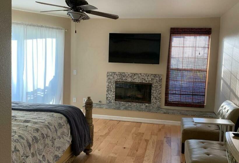 Pacific Breeze Right Next To Huntington Beach Pier! Steps From Beach!!