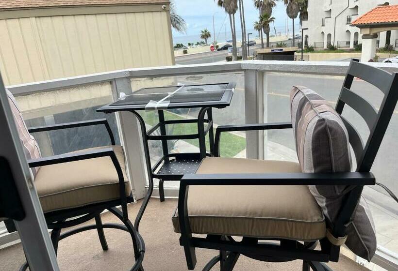 Pacific Breeze Right Next To Huntington Beach Pier! Steps From Beach!!