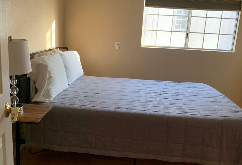 Pacific Breeze Right Next To Huntington Beach Pier! Steps From Beach!!