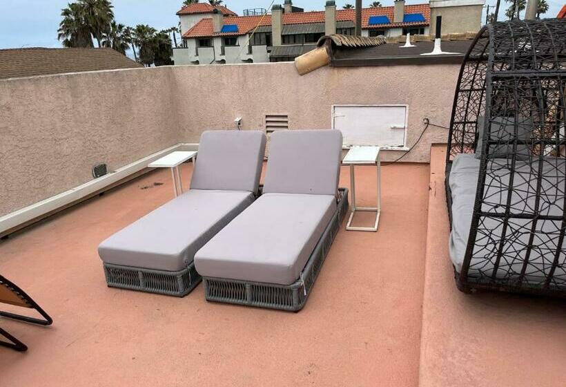 Pacific Breeze Right Next To Huntington Beach Pier! Steps From Beach!!