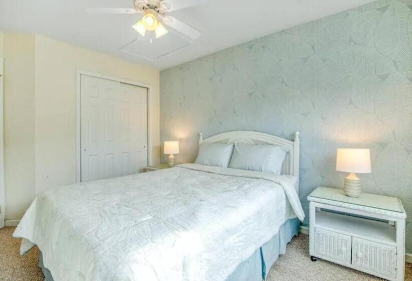 Relaxing Bethany Beach Retreat, Pools, Families Welcome Including Dogs!