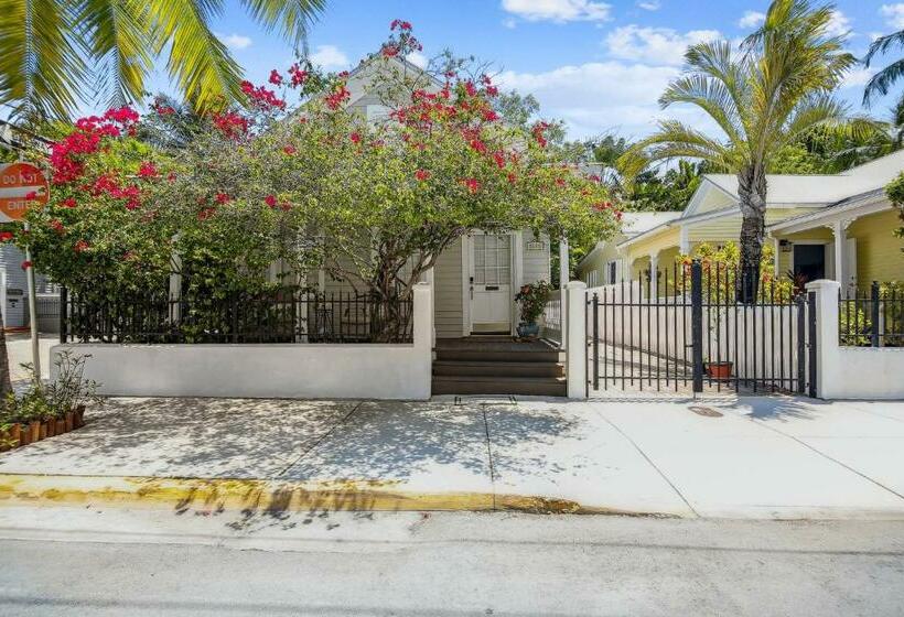 Spanish Lime Cottage By Avantstay Ideal Old Town Key West Location Month Long Stays Only