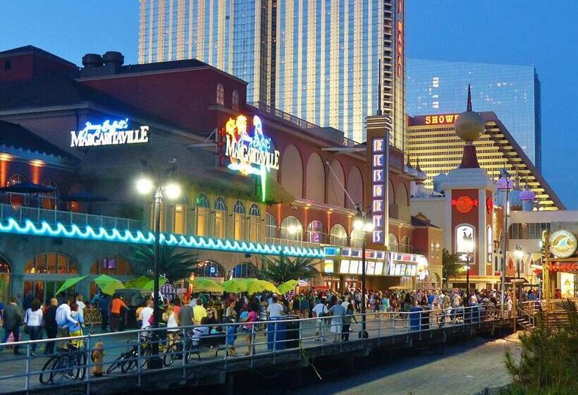 Two Adjacent Spacious Cozysuites On The Boardwalk