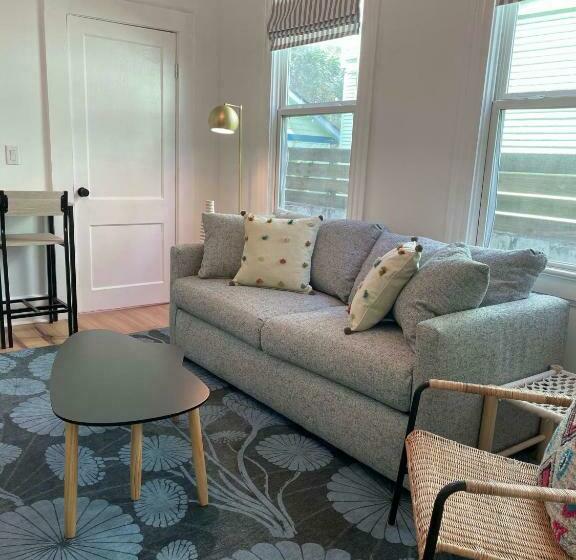 Chic & Fresh 1br Apt   2 Blocks From 5 Pts
