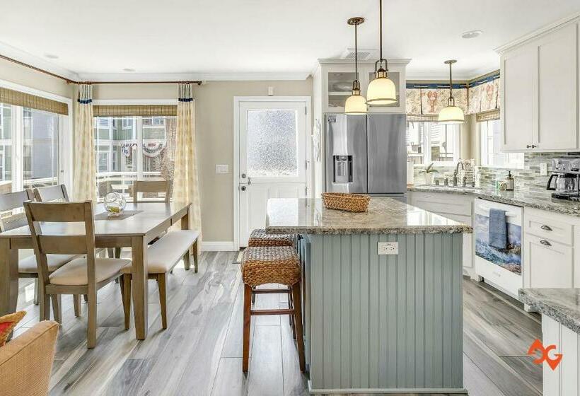 Family Friendly Beach House I Oceanview Roof Deck