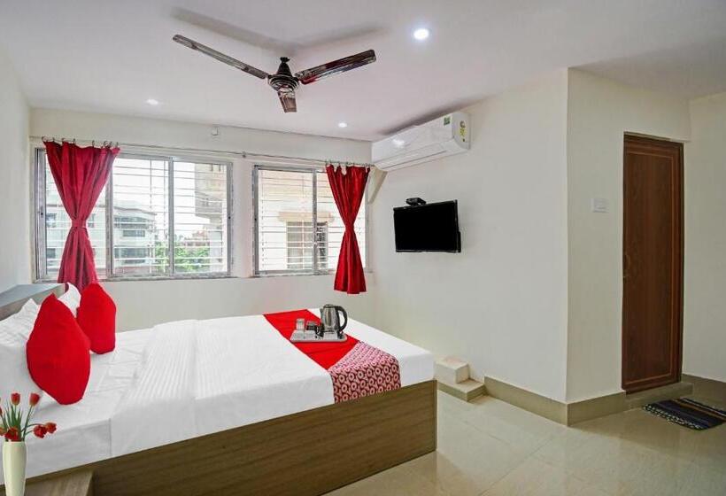 בית מלון כפרי Goroomgo Vhyom Sky Palace Near Sakherbazar Metro Station Kolkata