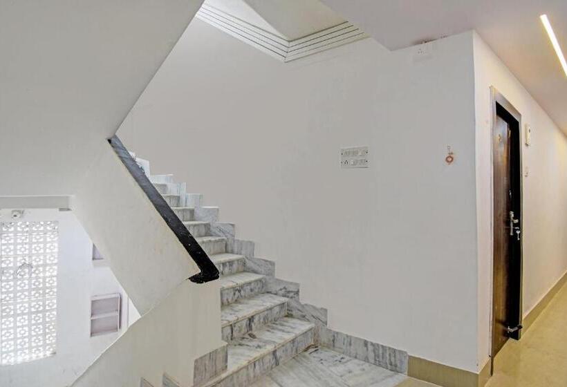 בית מלון כפרי Goroomgo Vhyom Sky Palace Near Sakherbazar Metro Station Kolkata