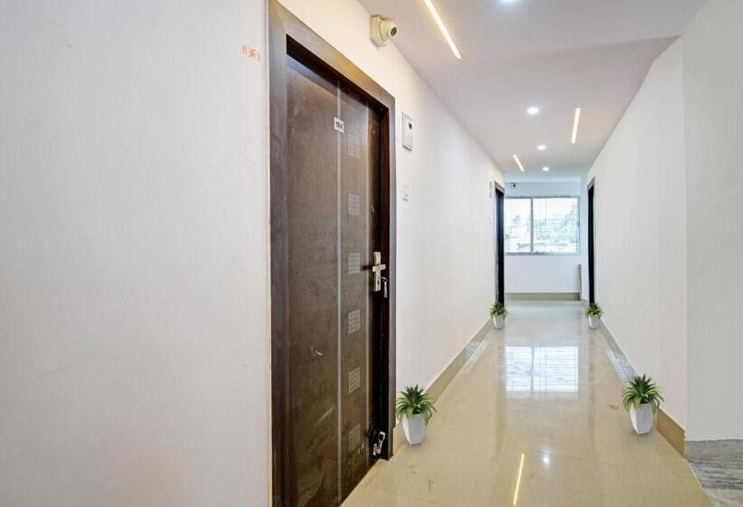 בית מלון כפרי Goroomgo Vhyom Sky Palace Near Sakherbazar Metro Station Kolkata