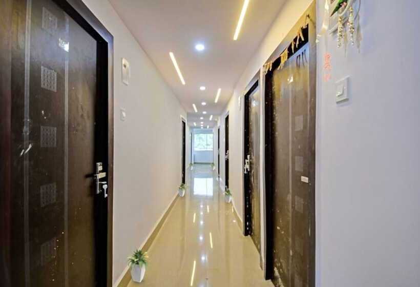 בית מלון כפרי Goroomgo Vhyom Sky Palace Near Sakherbazar Metro Station Kolkata