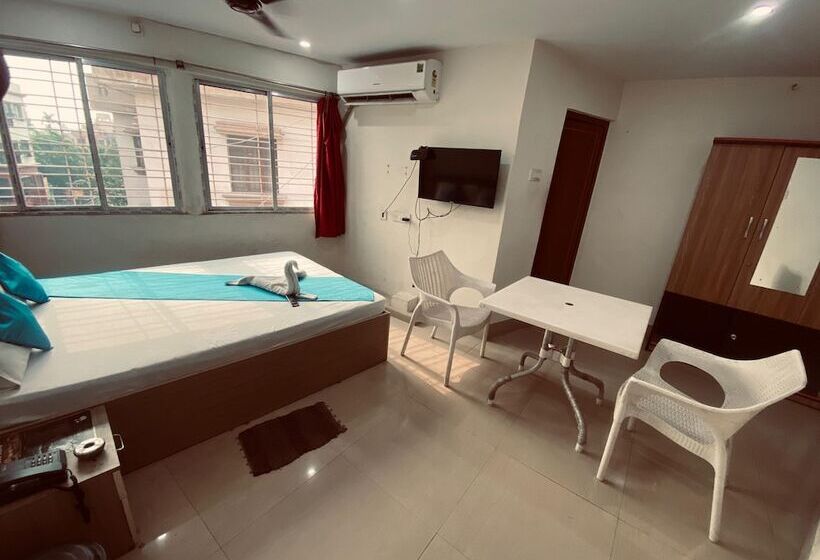 בית מלון כפרי Goroomgo Vhyom Sky Palace Near Sakherbazar Metro Station Kolkata