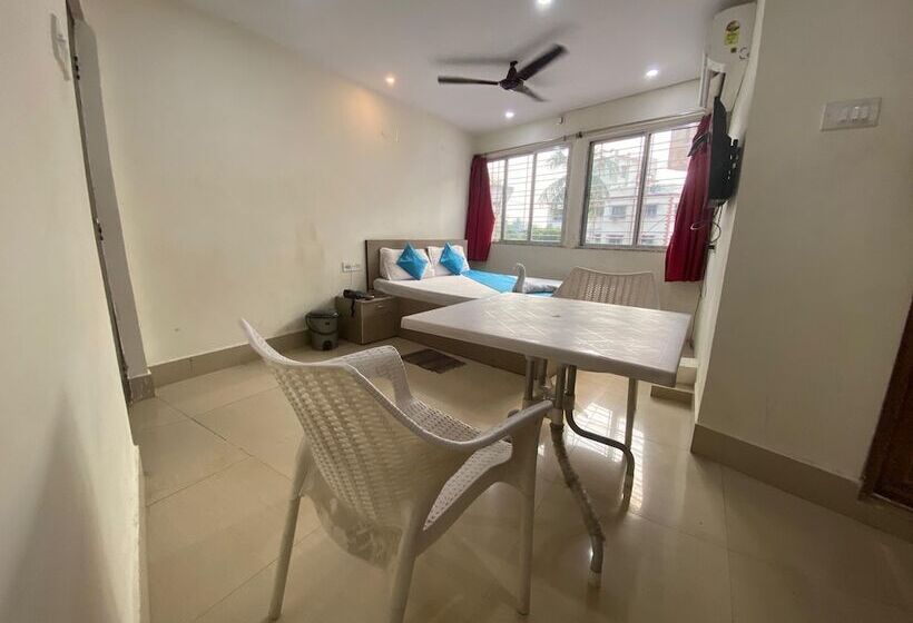 בית מלון כפרי Goroomgo Vhyom Sky Palace Near Sakherbazar Metro Station Kolkata