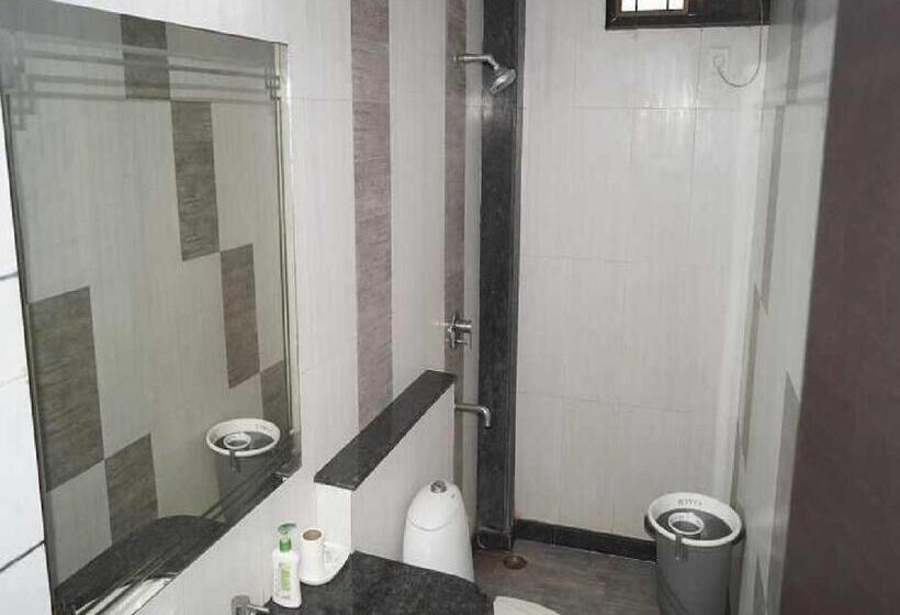 בית מלון כפרי Gurudev Palace, Banda Couples Not Allowed