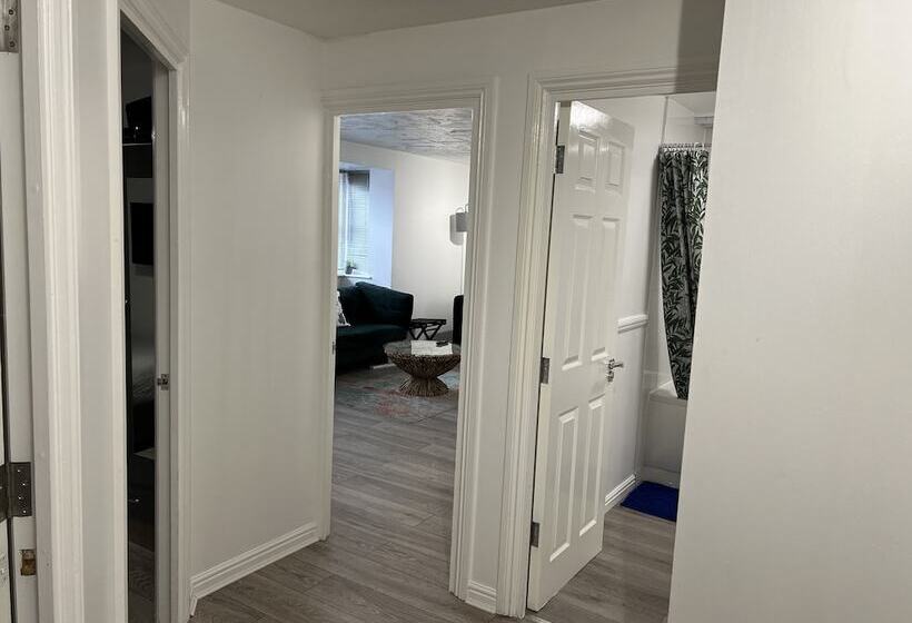 Impeccable 2 Bed Apartment In Erith