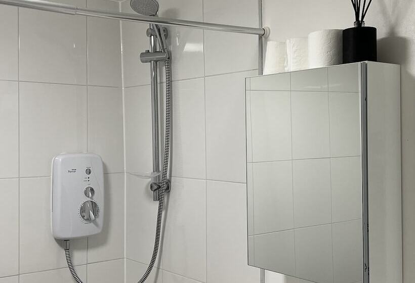 Impeccable 2 Bed Apartment In Erith