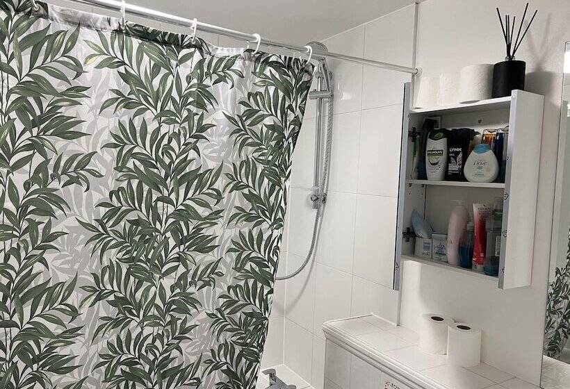 Impeccable 2 Bed Apartment In Erith