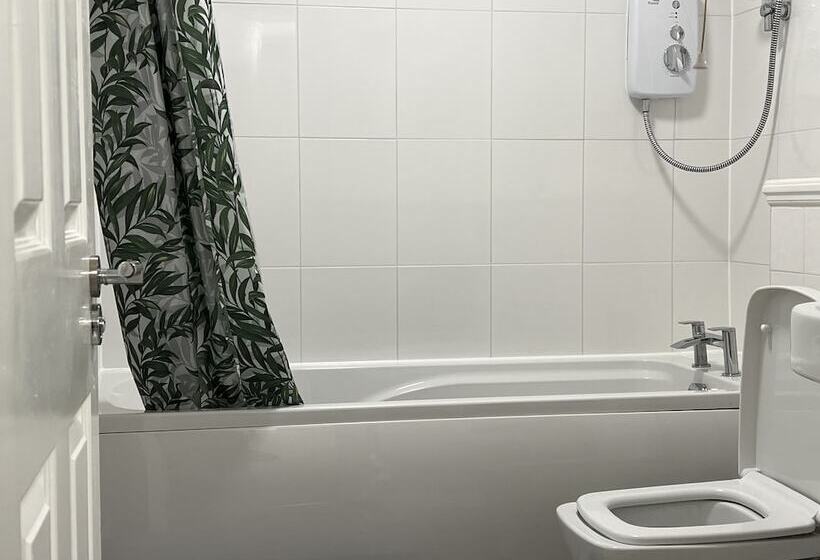 Impeccable 2 Bed Apartment In Erith