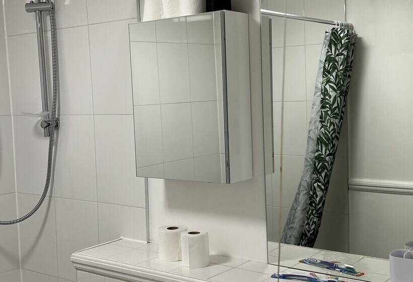 Impeccable 2 Bed Apartment In Erith