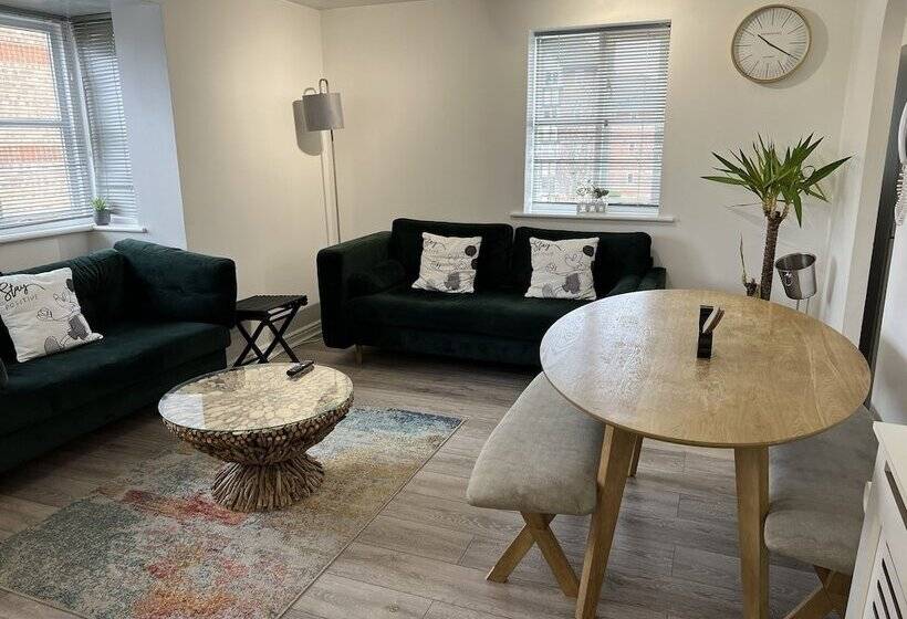 Impeccable 2 Bed Apartment In Erith