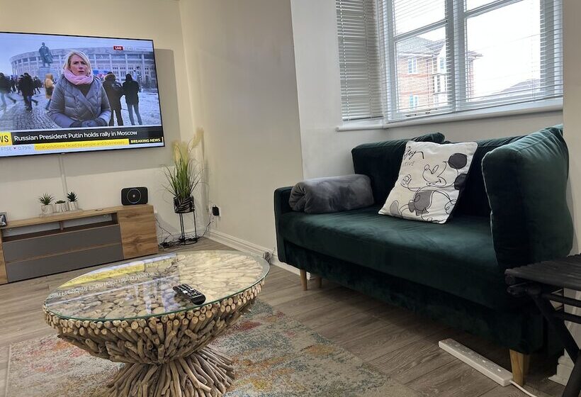 Impeccable 2 Bed Apartment In Erith