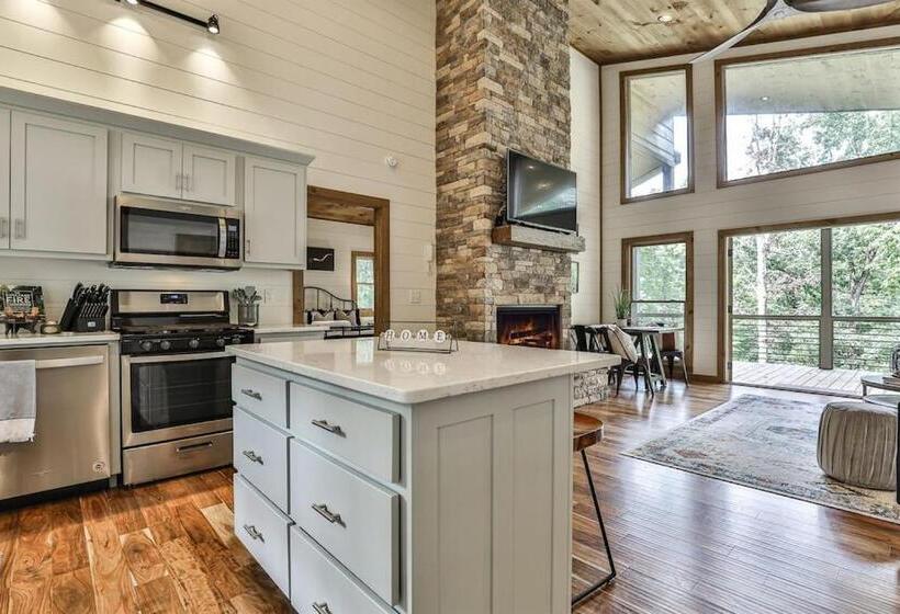 New Modern Cabin! 2 Large Decks, Hot Tub, Sleeps 8