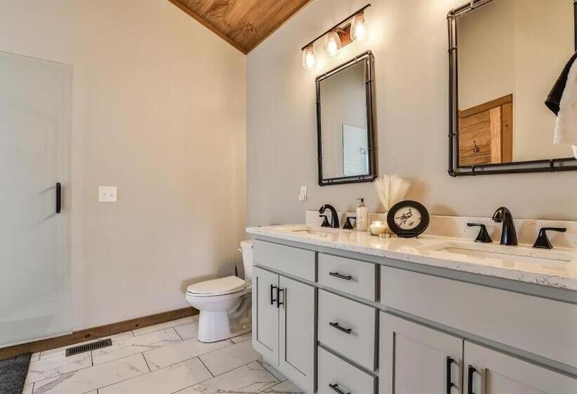 New Modern Cabin! 2 Large Decks, Hot Tub, Sleeps 8