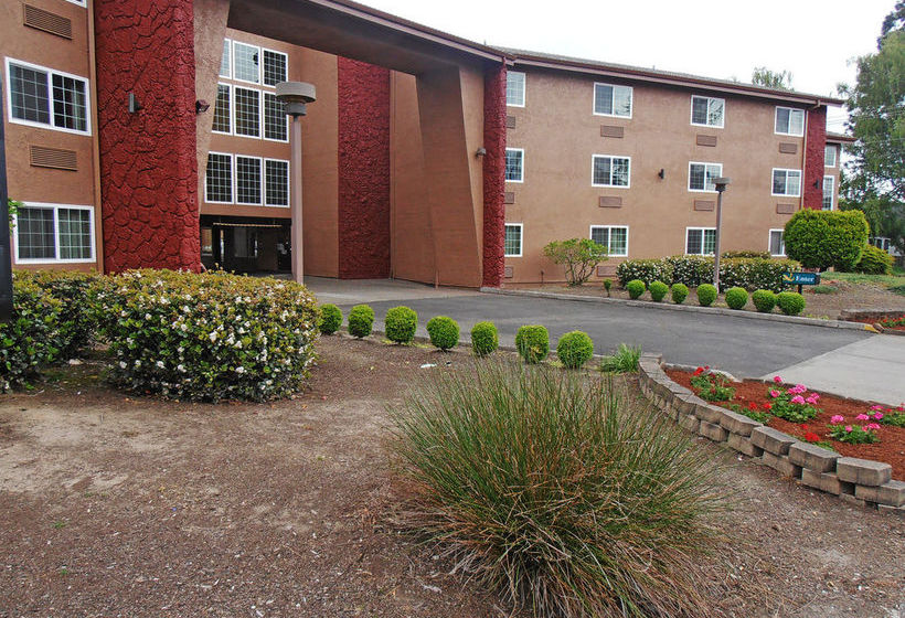 فندق Aloha Inn & Suites