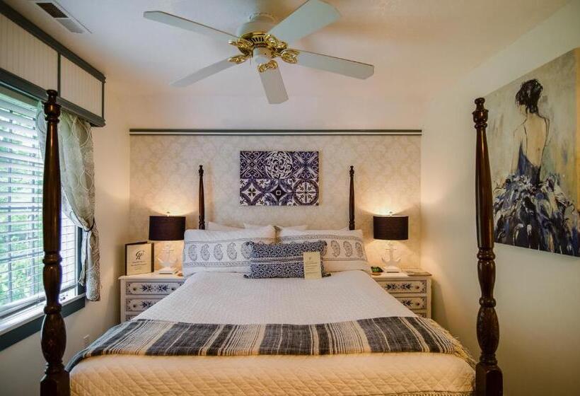 هتل The Campbell House Inn