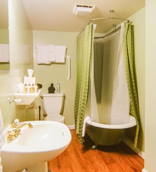 هتل The Campbell House Inn