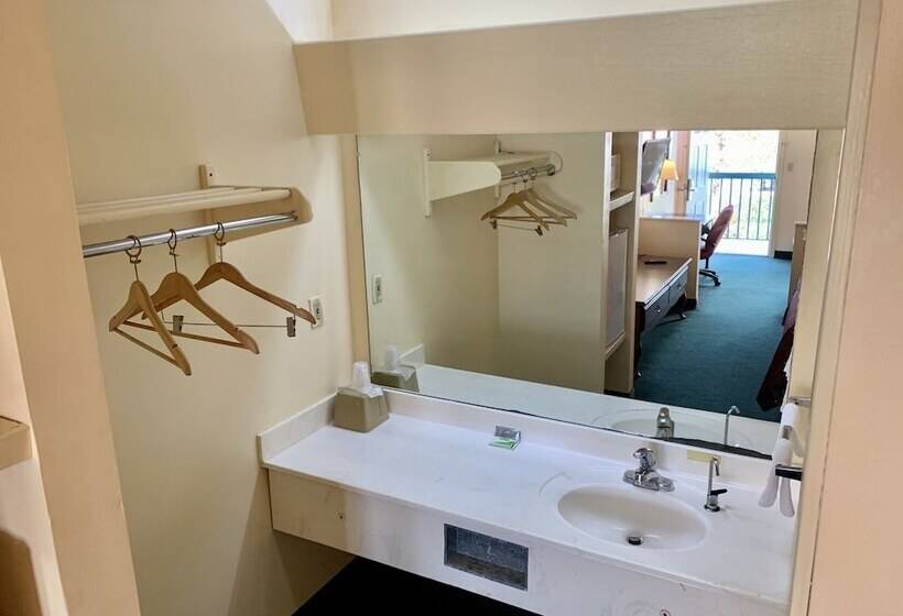 فندق Deluxe Inn & Suites