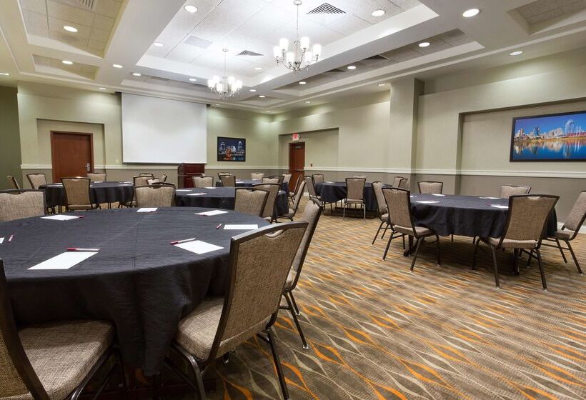 בית מלון כפרי Drury Inn & Suites Cincinnati Sharonville