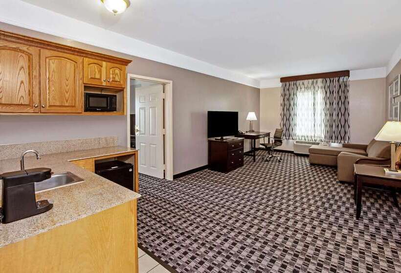 Отель La Quinta By Wyndham Deer Park