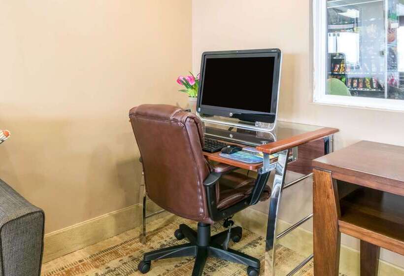 Отель Quality Inn & Suites