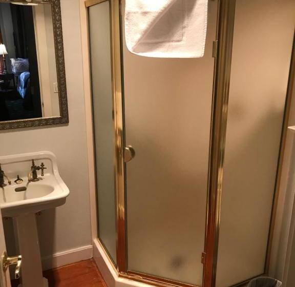 هتل The Campbell House Inn