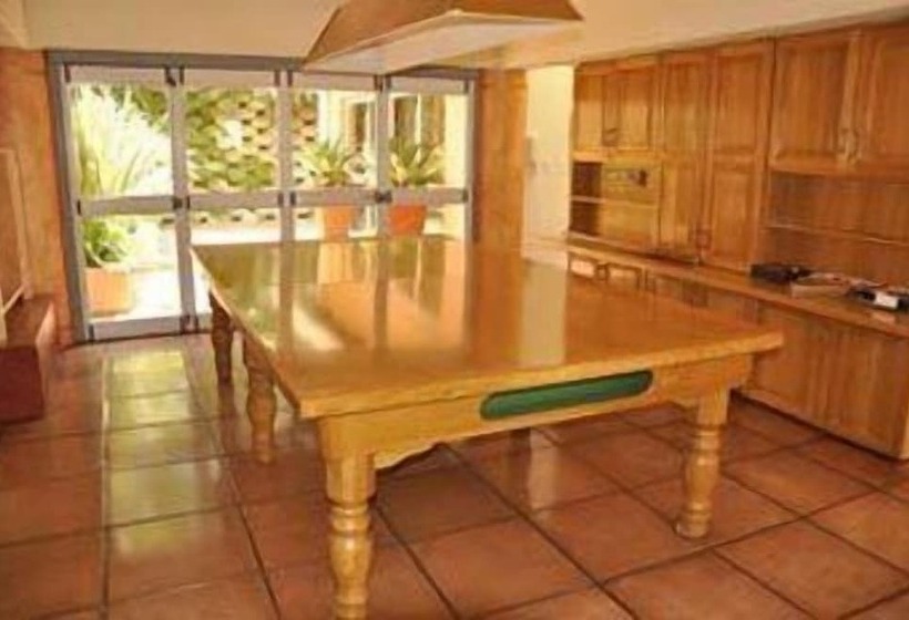 پانسیون Crane's Nest Guest House & Spa @ 313