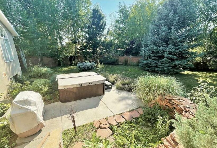 8 Bedroom Home Near The Foot Of The Rocky Mountains