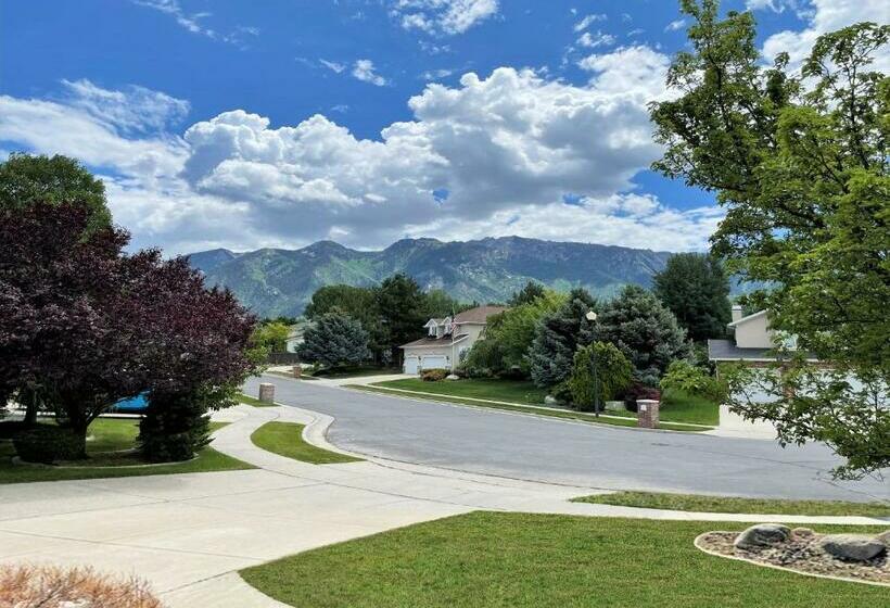 8 Bedroom Home Near The Foot Of The Rocky Mountains