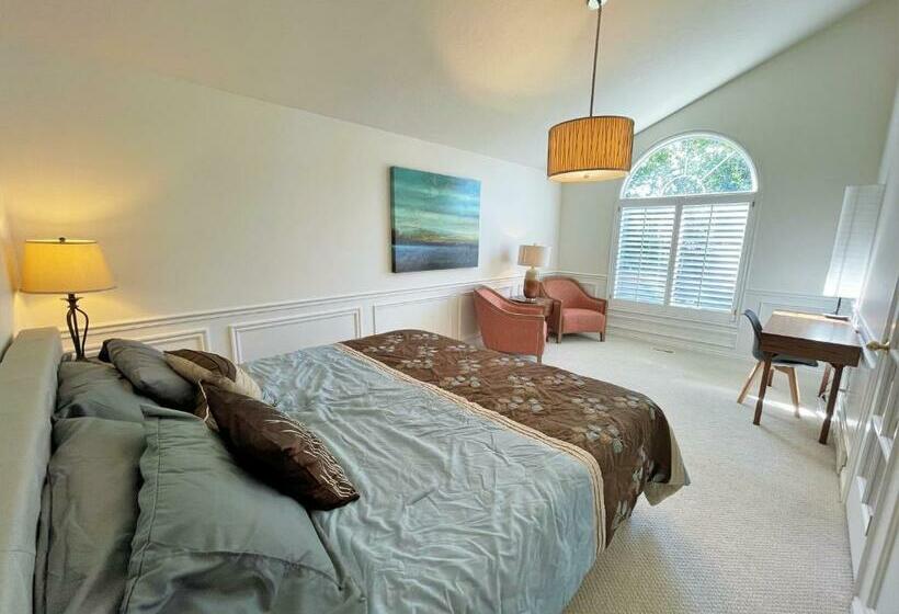 8 Bedroom Home Near The Foot Of The Rocky Mountains