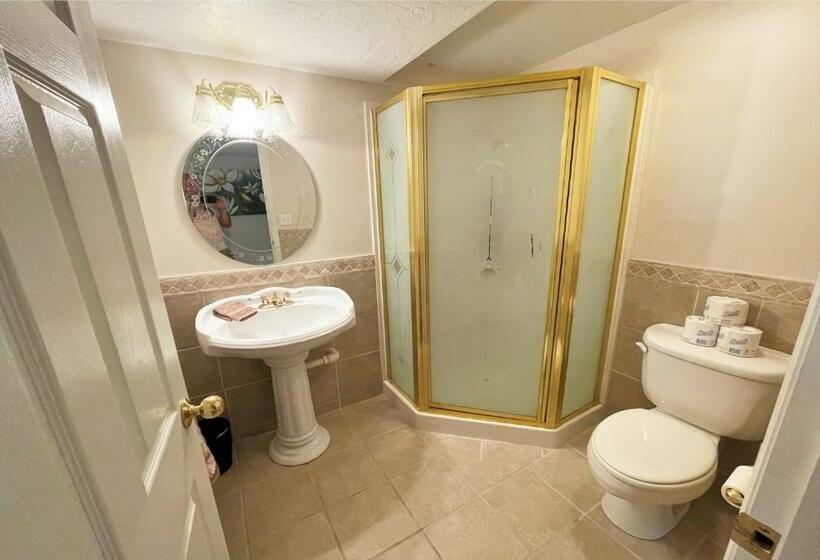 8 Bedroom Home Near The Foot Of The Rocky Mountains