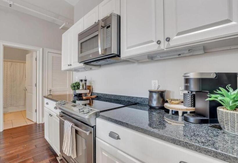 Broughton Street Bungalow Steps To Everything