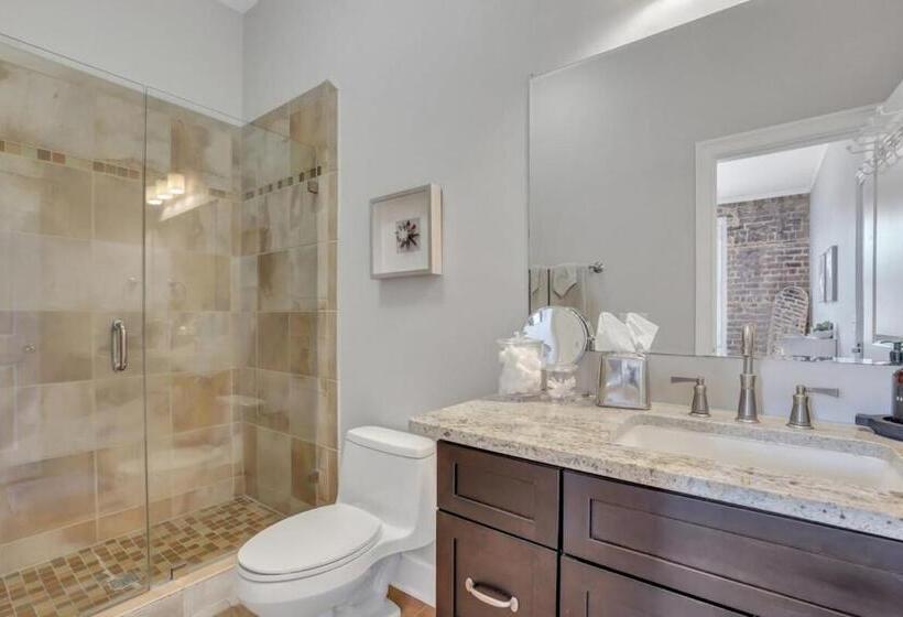 Broughton Street Bungalow Steps To Everything