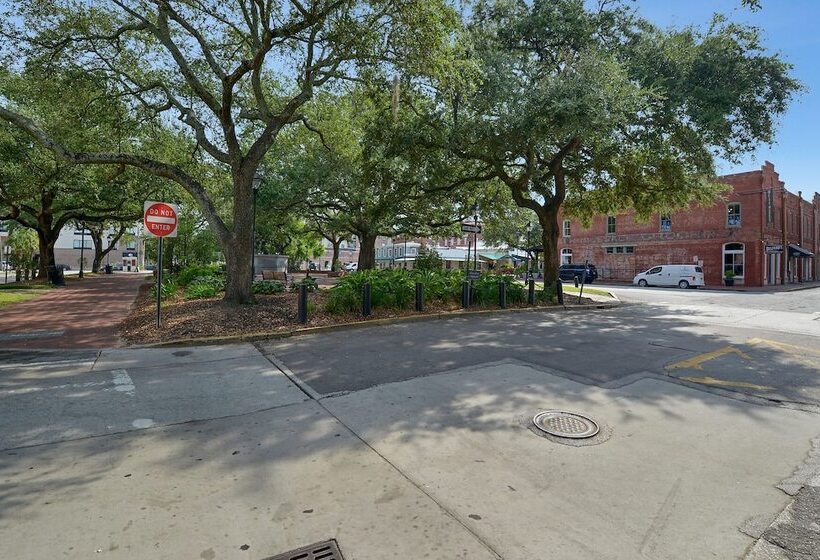 Broughton Street Bungalow Steps To Everything