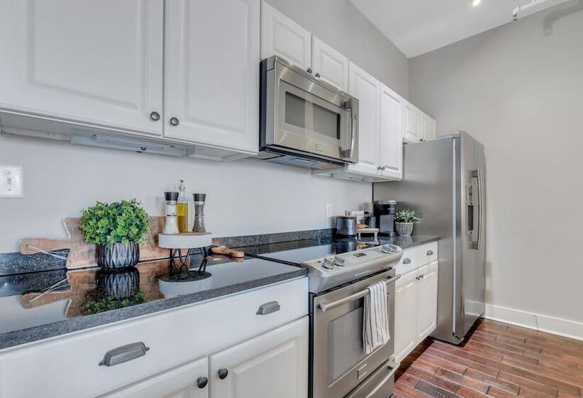 Broughton Street Bungalow Steps To Everything