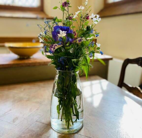 Charming Romantic Getaway, Near Bruton