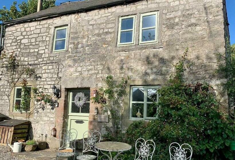 Idyllic, Beautiful, Traditional Cottage In Rural Village With Wood Burner And Great Local Pub