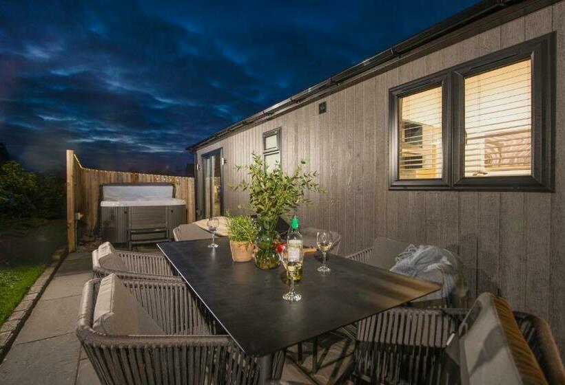 Hazel Lodge, 27 Roadford Lake Lodges