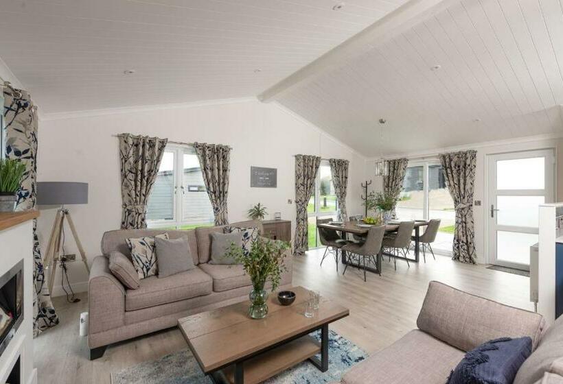 Hazel Lodge, 27 Roadford Lake Lodges