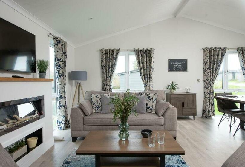 Hazel Lodge, 27 Roadford Lake Lodges