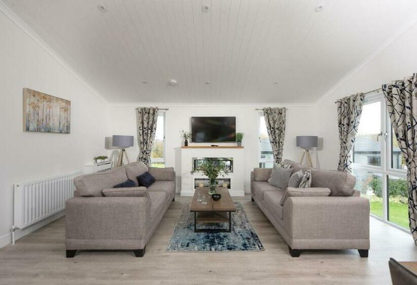 Hazel Lodge, 27 Roadford Lake Lodges